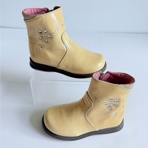 Mokine Girls Patent Leather Embellished Boots Size 8 Beige Cream Made Italy New
